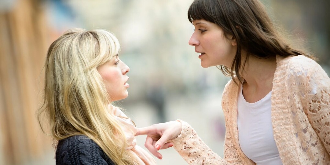 — Надоела! — рявкнула младшая сестра, — ты чего сюда шастаешь вечно? Тут не ночлежка для бездомных…