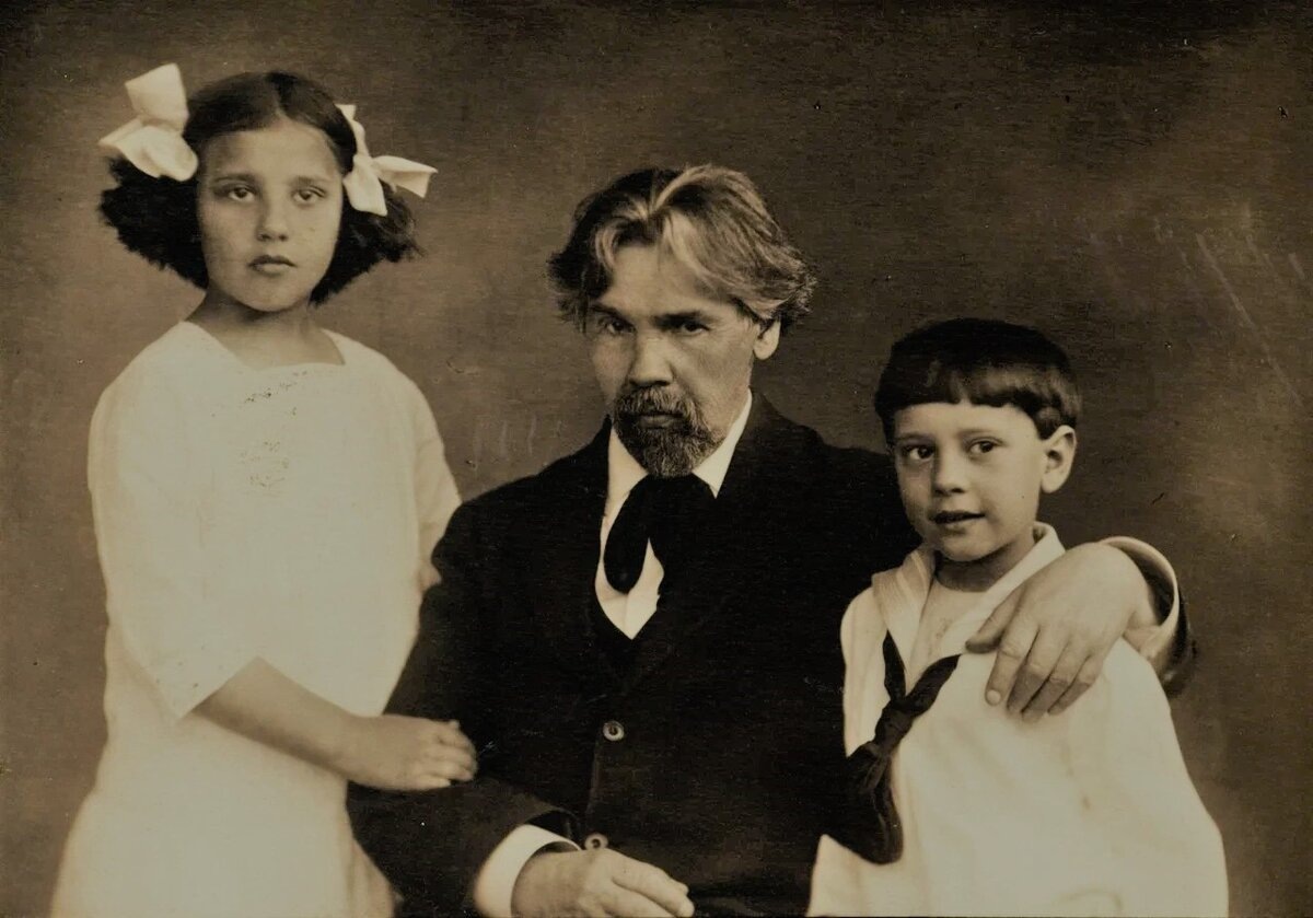 Василий Суриков с внучкой Натальей и внуком Михаилом. 1913 https://avatars.dzeninfra.ru/get-zen_doc/271828/pub_6572e5bdb52b316f429bc7e6_65806afc54ef300d502b165b/scale_1200