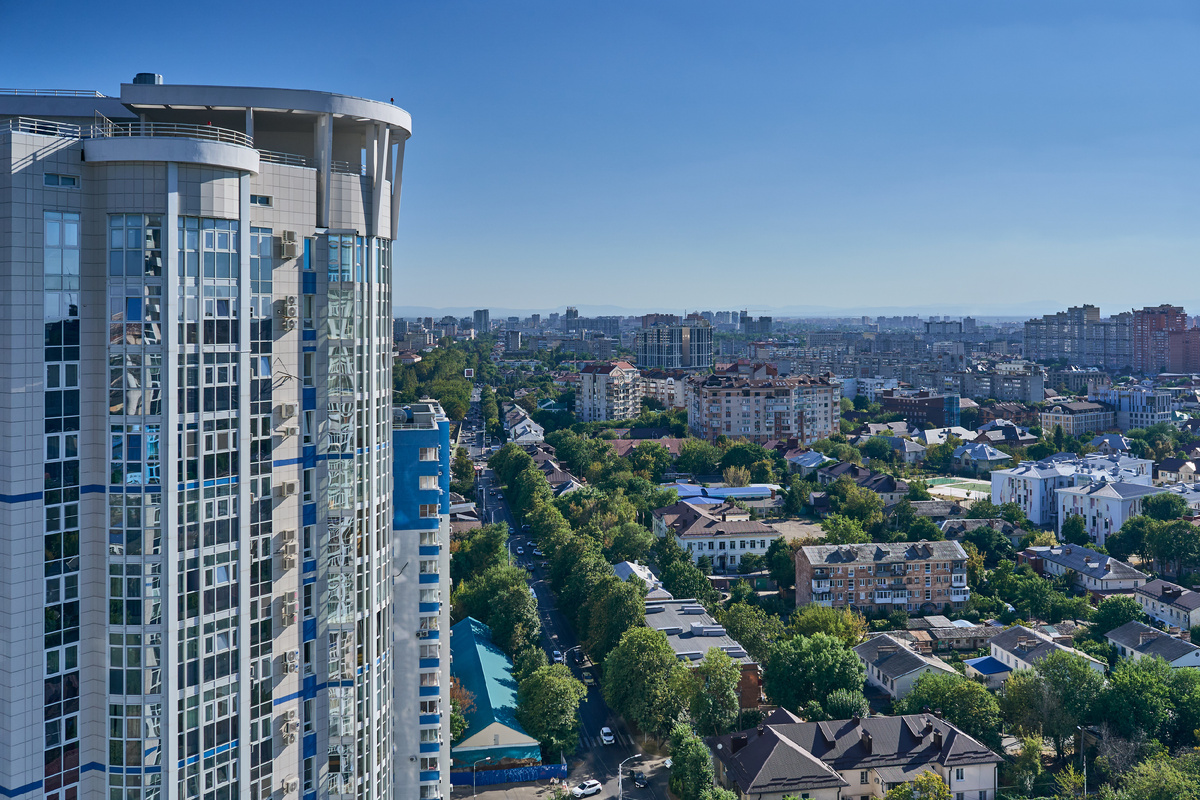 Вид из ЖК Краснодар Сити. Исторический центр в зелени среди новых комплексов.