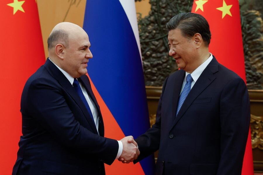    Премьер-министр России Михаил Мишустин и председатель КНР Си Цзиньпин / Источник: © Дмитрий Астахов/POOL/ТАСС