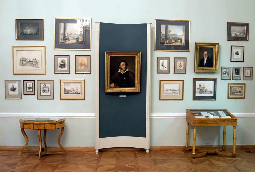 Источник: https://kuda-spb.ru/place/ekspozitsija-zhizn-i-tvorchestvo-a-s-pushkina/