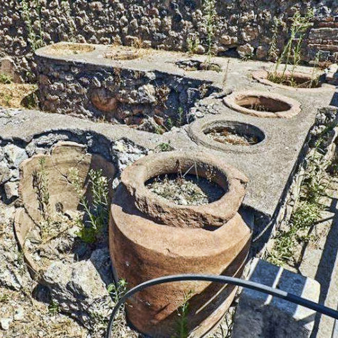 Термополий на Стабианской дороге недалеко от руин Помпеи.