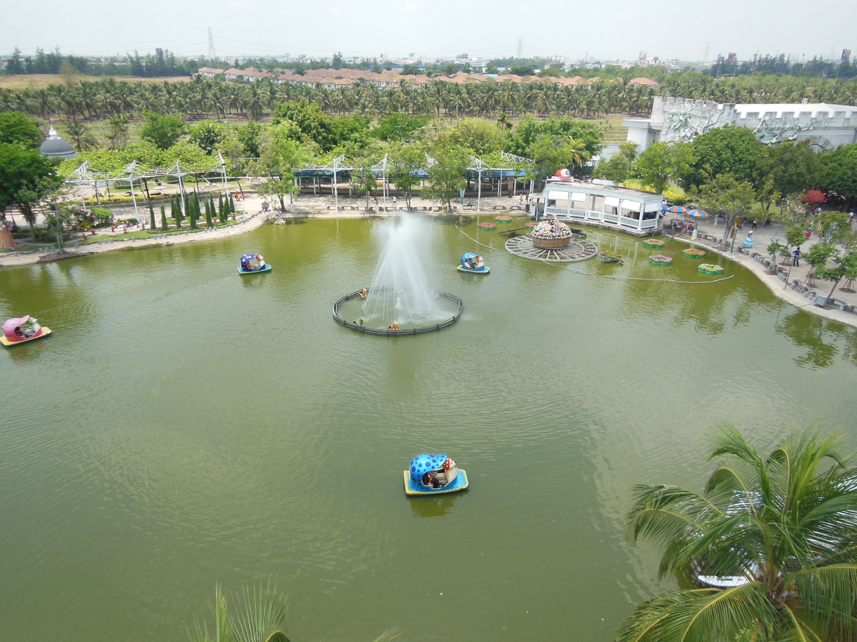 В центре парка - огромный пруд