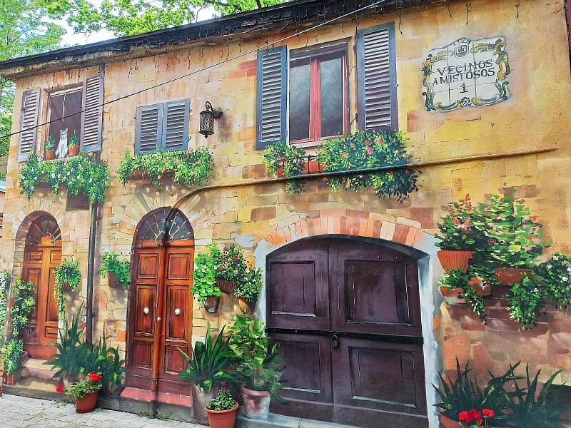 Источник: https://guideburg.com/ru/blog/udivitelnye-dvory-sankt-peterburga/