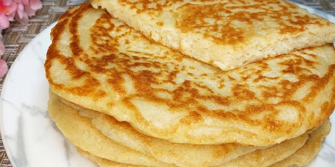 Мука, манка и вода. Из простых продуктов получается такая вкуснятина к чаю. Готовятся быстро, съедаются еще быстрее.