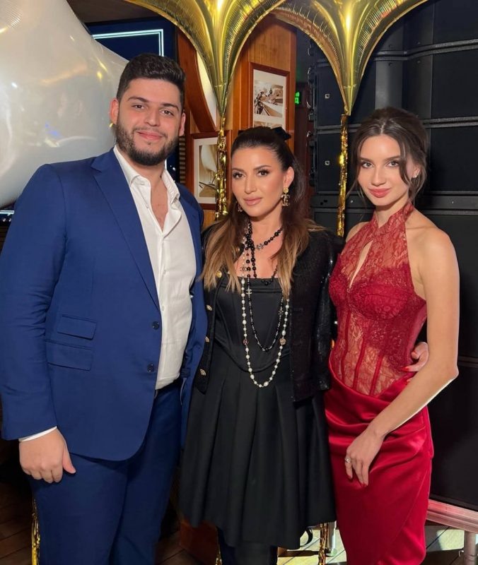    Соцсети Жасмин с сыном и невесткой