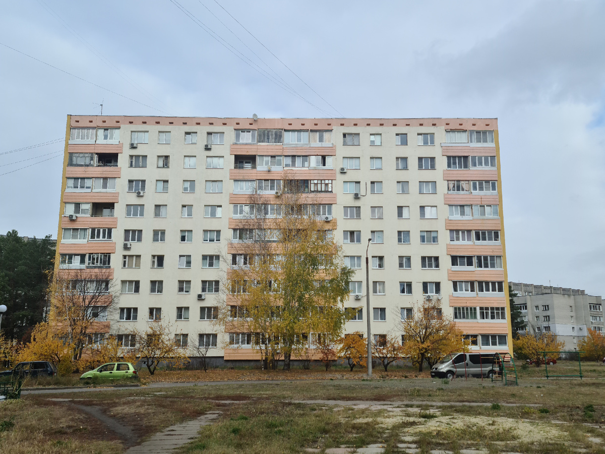 Розовый, бежевый, оранжевый, голубой, солнечные цвета на домах можно найти