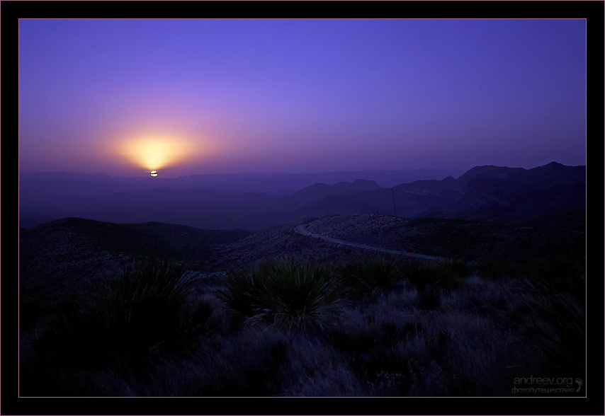 Извилистая дорога теряется среди темных холмов и сухих трав, ведя взгляд в тихую, прохладную сумеречную даль.