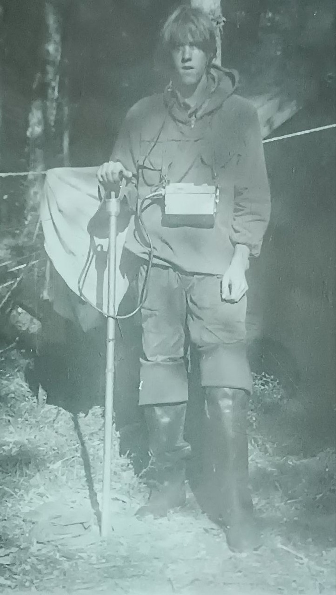 Мой дядя в молодости в энцефалитке в поле 