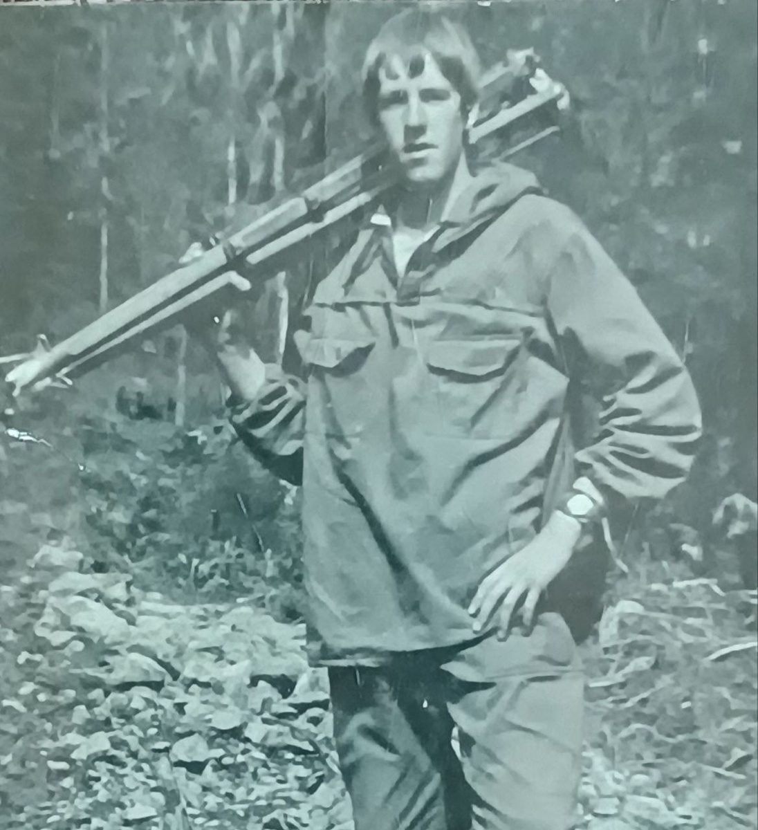 Мой дядя в молодости в энцефалитке в поле 