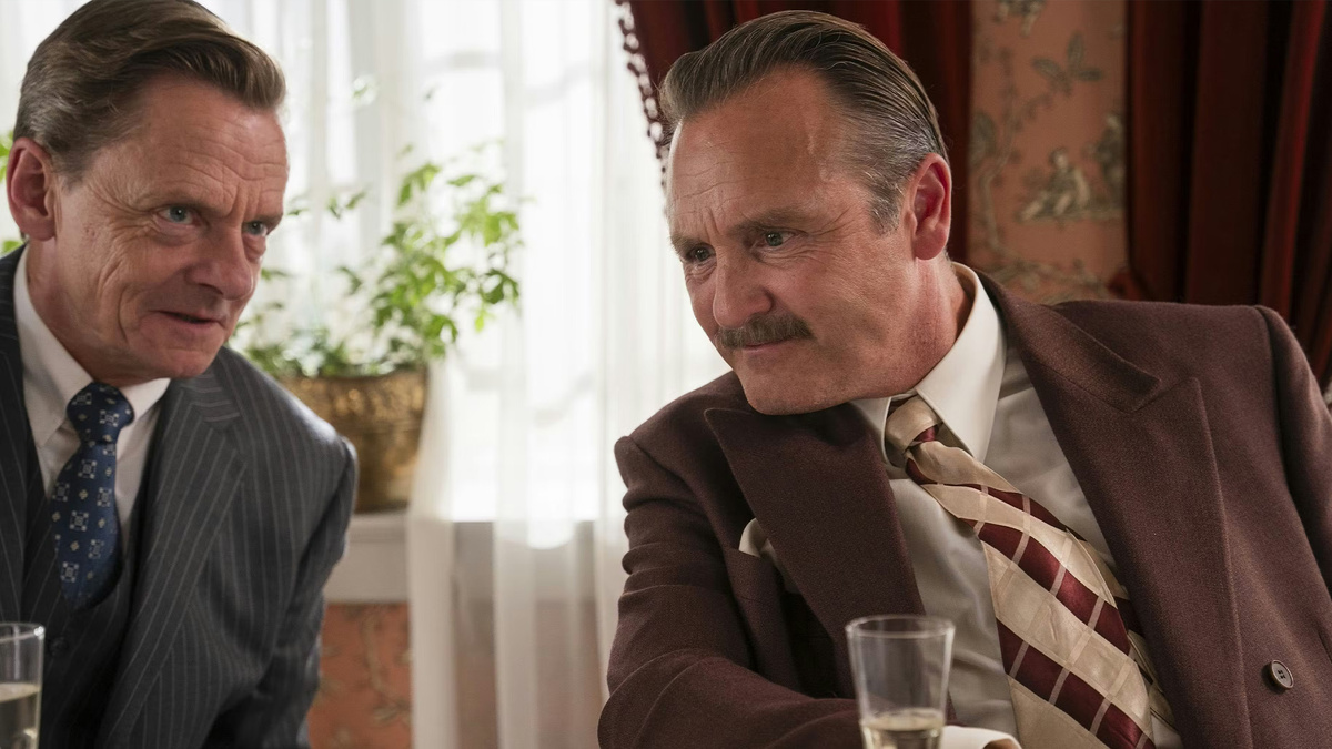 кадр из сериала "Приморский отель"