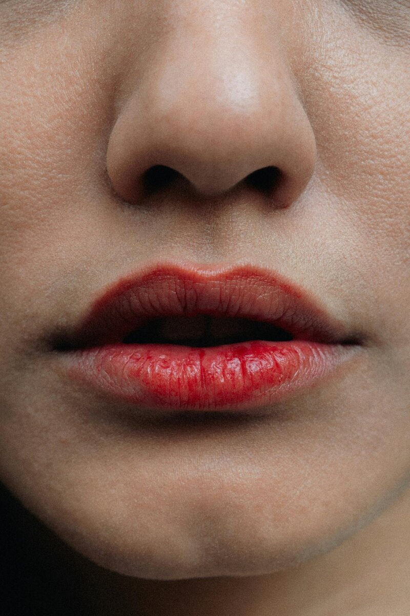 Amirhossein Soltani / Unsplash📷Губы — одна из самых уязвимых зон лица: кожа здесь тоньше, чем на других участках, и практически не защищена естественными механизмами