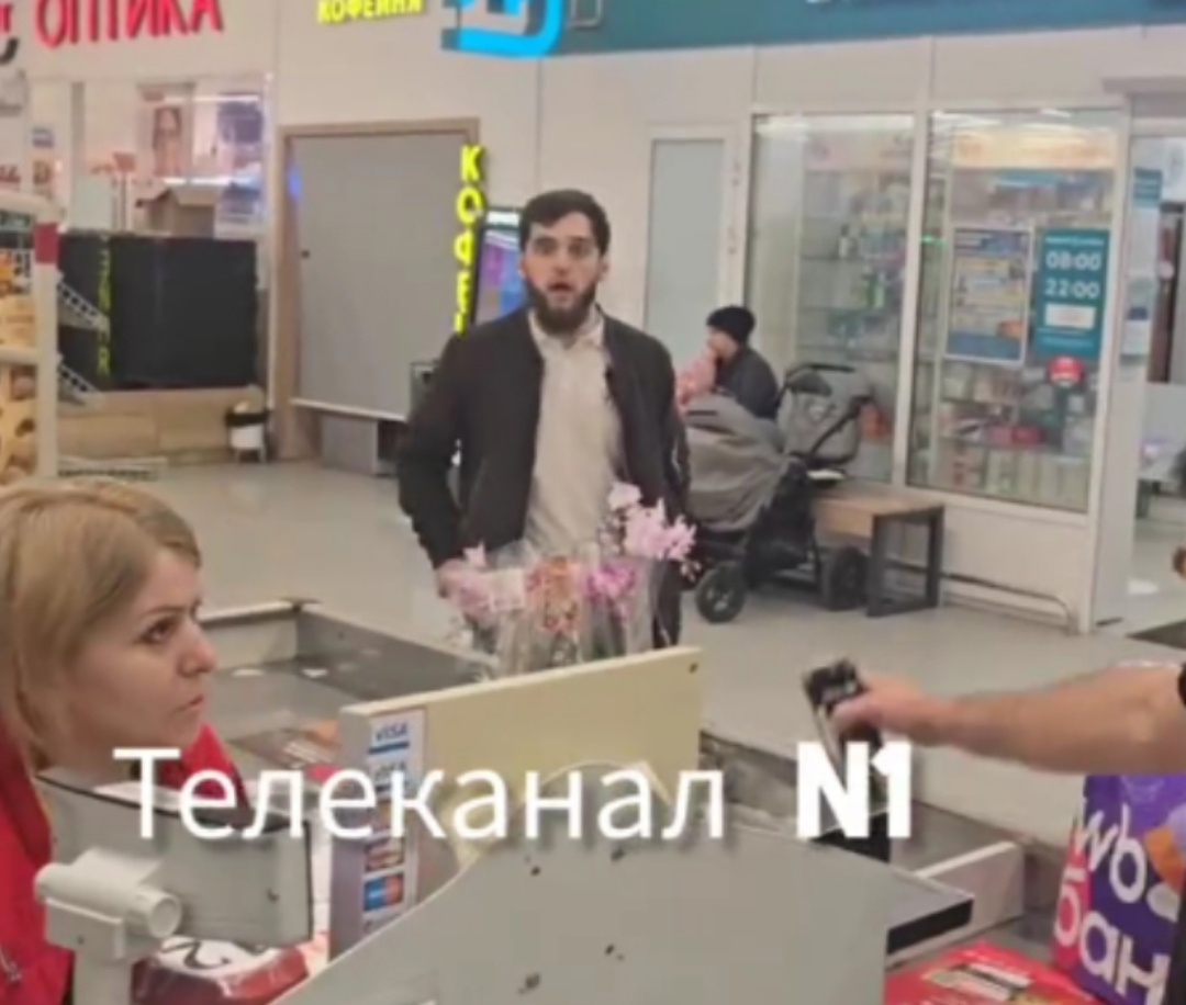    В Нижневартовске неадекватный мужчина представился сотрудником наркоконтроля и напал на покупателя