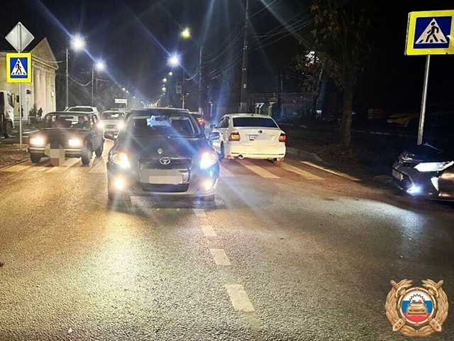 В Твери водителя ослепили фары встречной машины, и он сбил пешехода