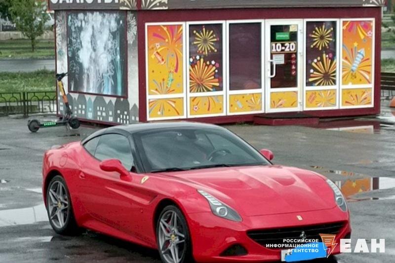    ЕАН. Подержанная люксовая машина на улицах города