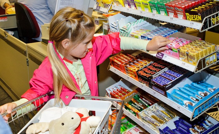 Унизительный досмотр: девочку незаконно удерживали в магазине Новосибирска
