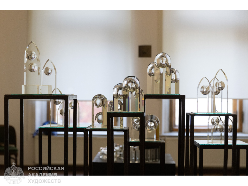 Экспозиция выставки «Хрустальный мир Ольги Победовой» в Российской академии художеств. Фоторепортаж: Виктор Берёзкин, пресс-служба РАХ.