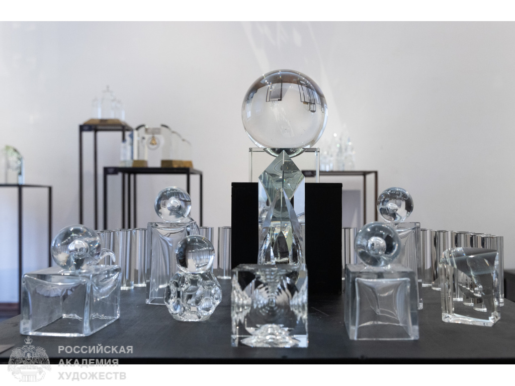 Экспозиция выставки «Хрустальный мир Ольги Победовой» в Российской академии художеств. Фоторепортаж: Виктор Берёзкин, пресс-служба РАХ.