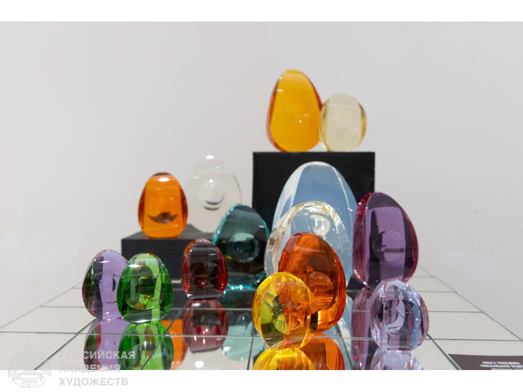 Экспозиция выставки «Хрустальный мир Ольги Победовой» в Российской академии художеств. Фоторепортаж: Виктор Берёзкин, пресс-служба РАХ.