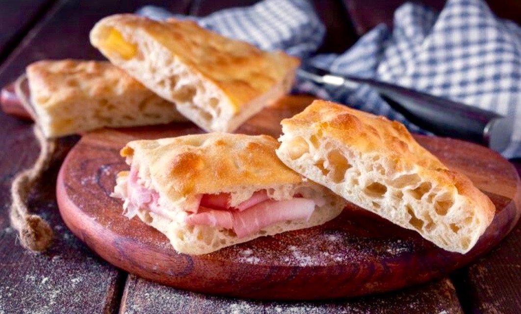 Белая римская фокачча с начинкой.