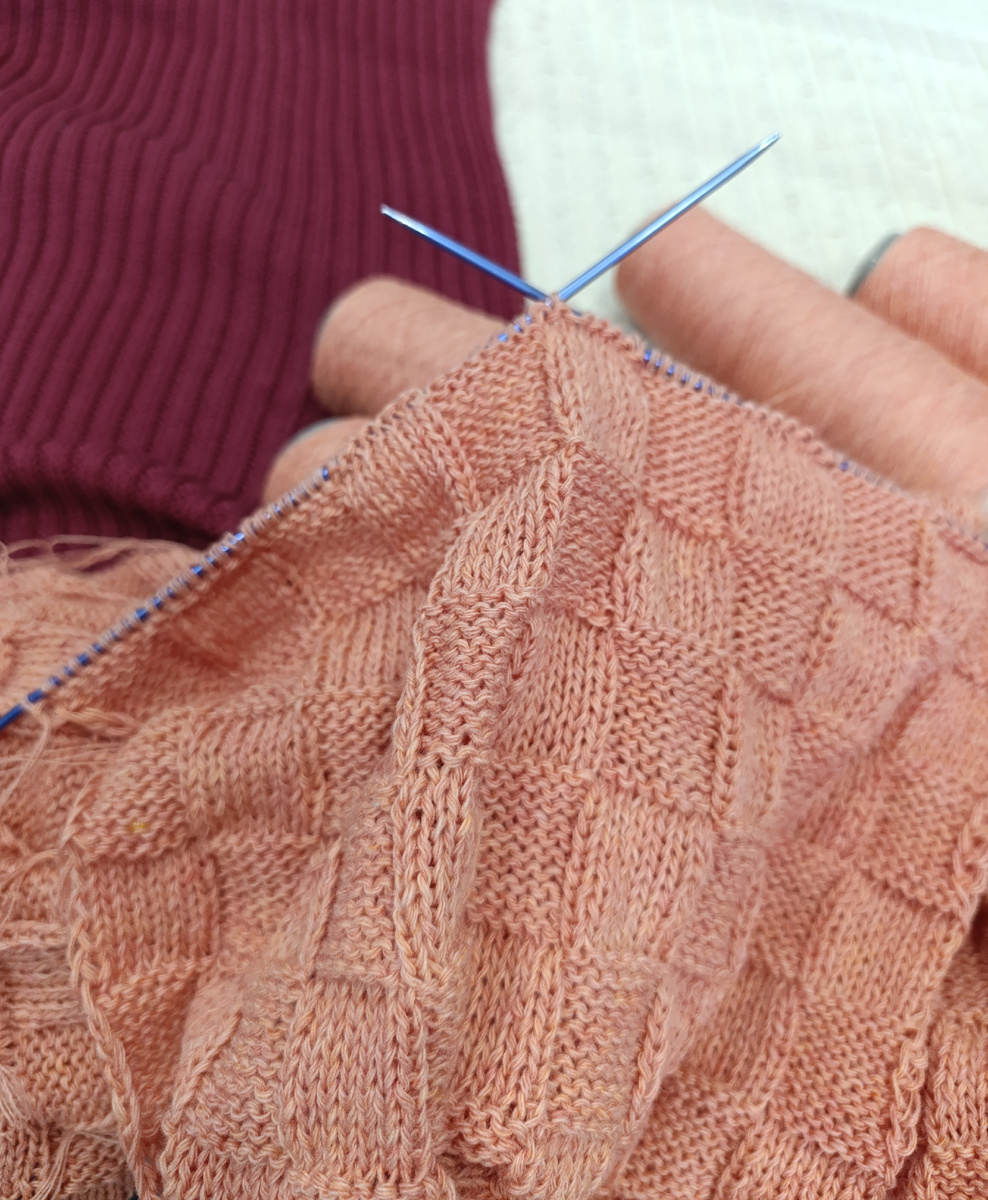 Утно устроившись, вяжу красивую работу из качественной пряжи