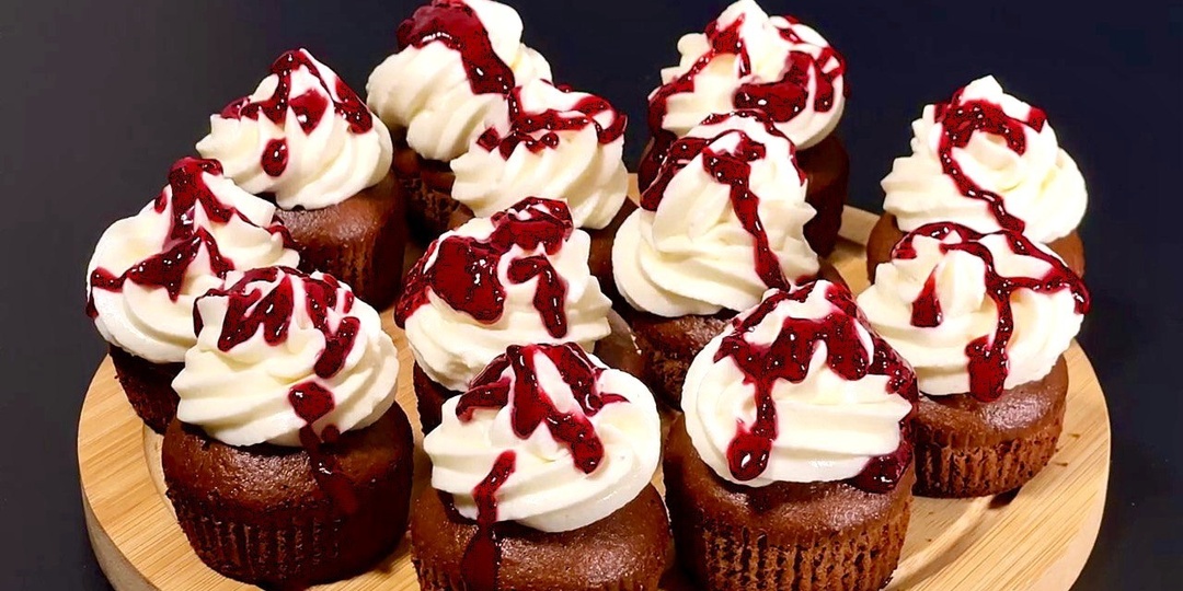 Шоколадные мини - кексы с вишнёвой начинкой и кремом