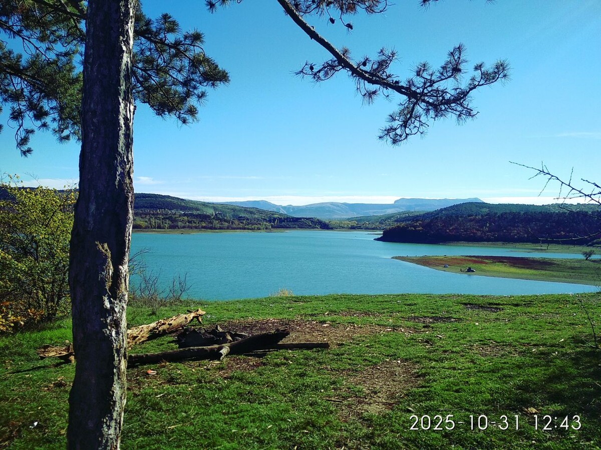 Вид на водохранилище,, справа залив в районе Марьино - конечная.