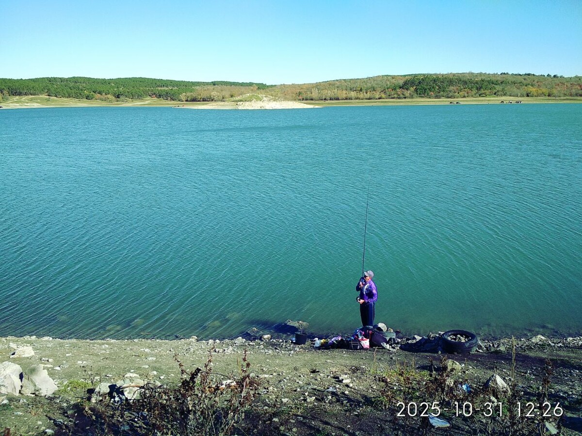 На той стороне, на "стометровке" стоят палатки и 5 машин. По воде "расплавались" 2 лодки.