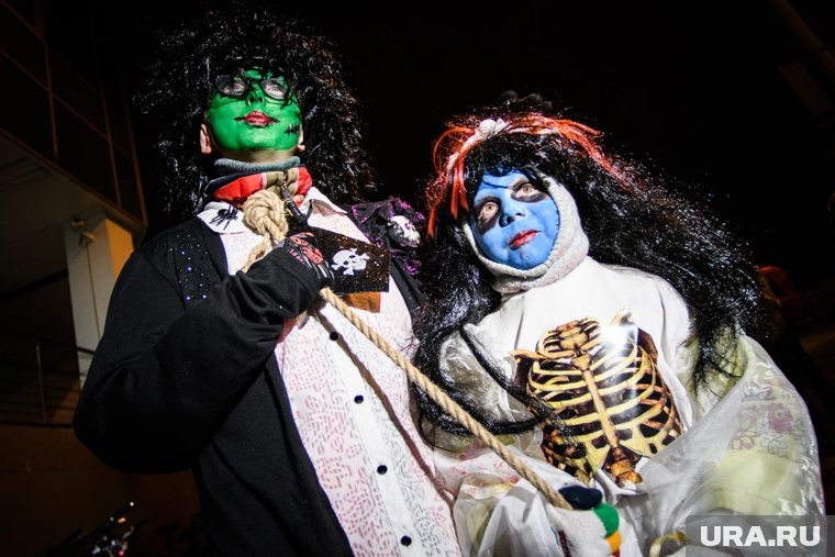     При выборе костюма лучше использовать безобидные символы и образы