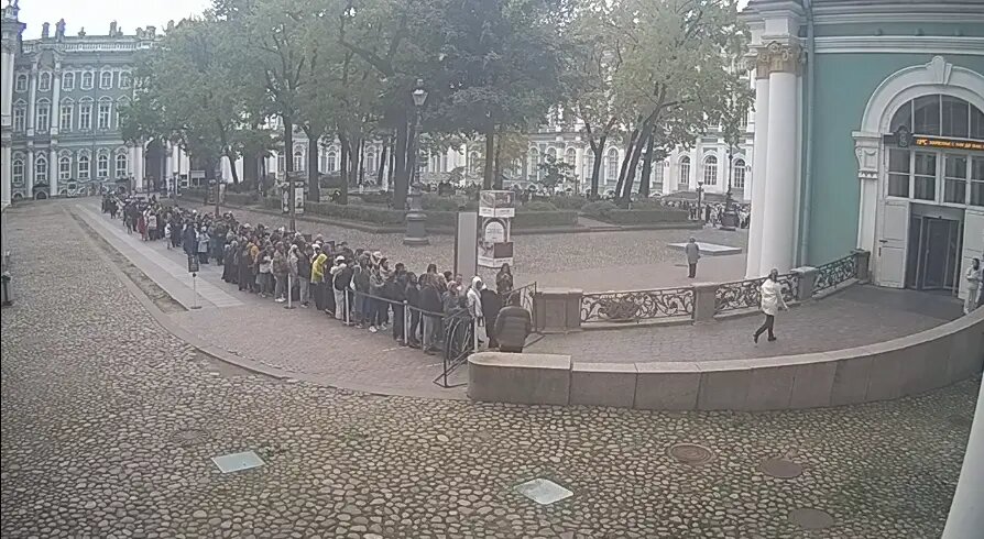    Очередь в День учителя. Фото: стоп-кадр трансляции и веб-камер Эрмитажа