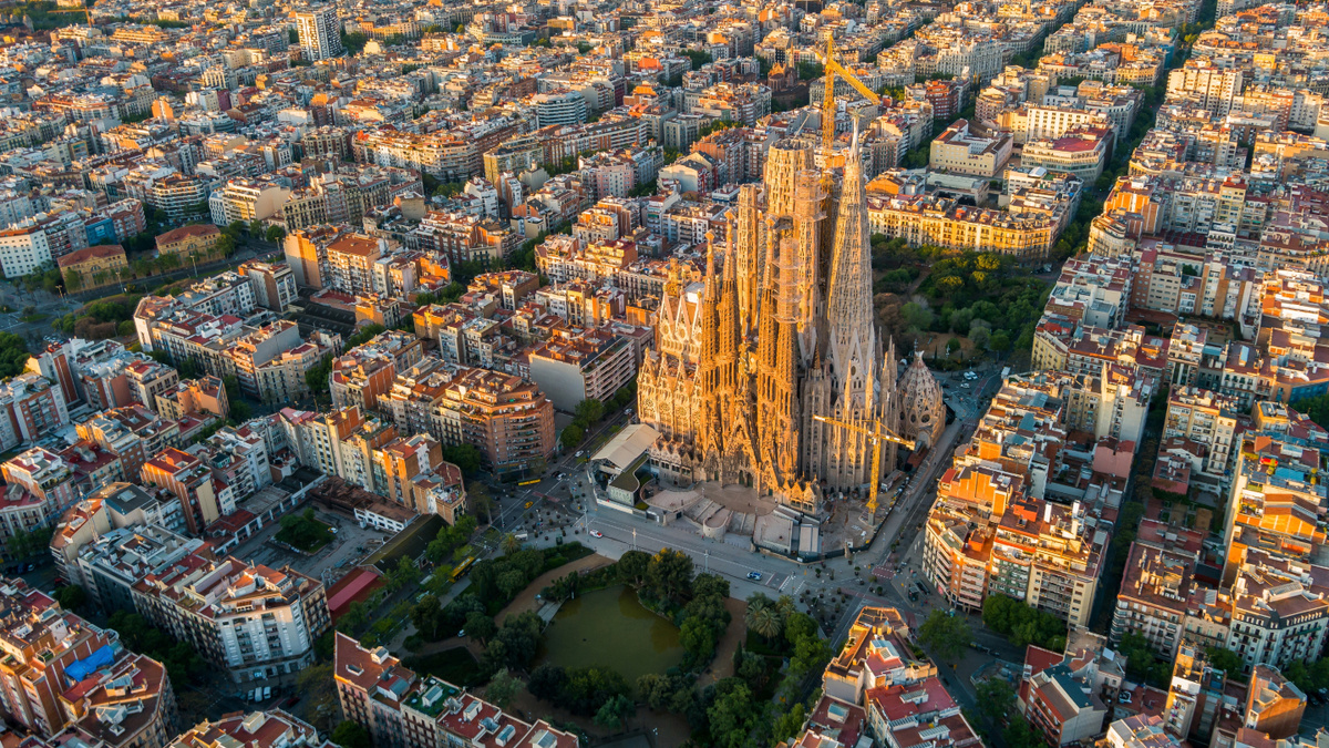     Фото: Vunav/Shutterstock/FOTODOM Барселонская базилика Саграда Фамилия достигла исторического рубежа — после установки центрального шпиля ее высота составила 162,91 метра