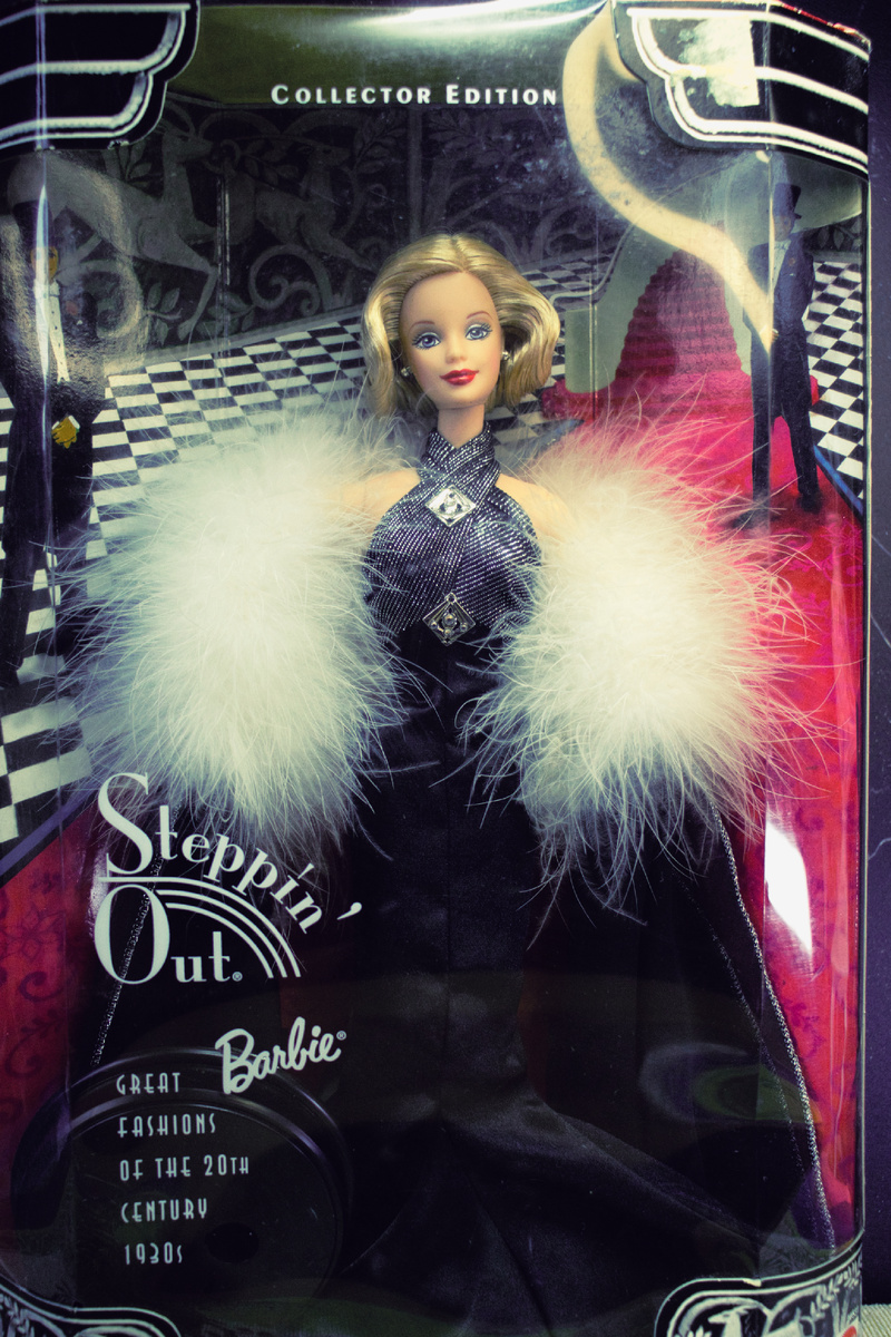 Она стояла в своей прекрасной коробке два года, а я оттягивала момент знакомства, боясь нарушить её гламурное очарование