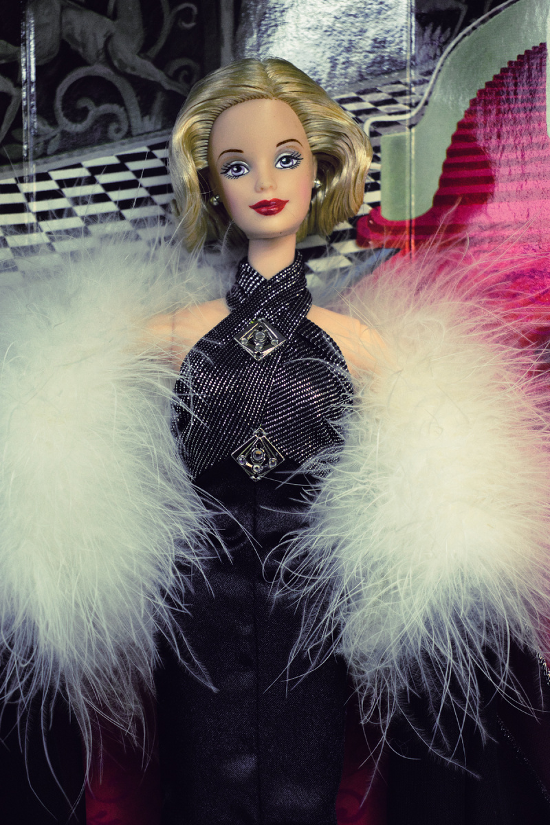 Ар деко всё ещё оставался в моде – но теперь встречался гораздо реже в виде небольших деталей, как в этих украшениях на платье