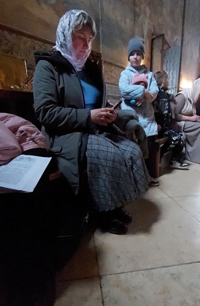 У девочки в руках такой милый мишка в одежке. Сразу свою дочь вспомнила.