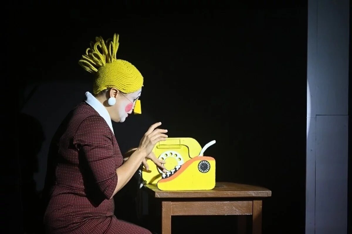    В спектакле поднимается тема детей и родителей, которые на первое место ставят работу, а не своего ребёнка