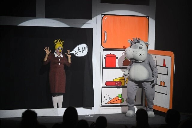    Сценография спектакля построена на плоских фигурах, отсылающих к комиксам с их «баблами» (речевыми пузырями) и облачками. Фото: Пресс-служба театра кукол «Арлекин»/ Никита Кудрявцев