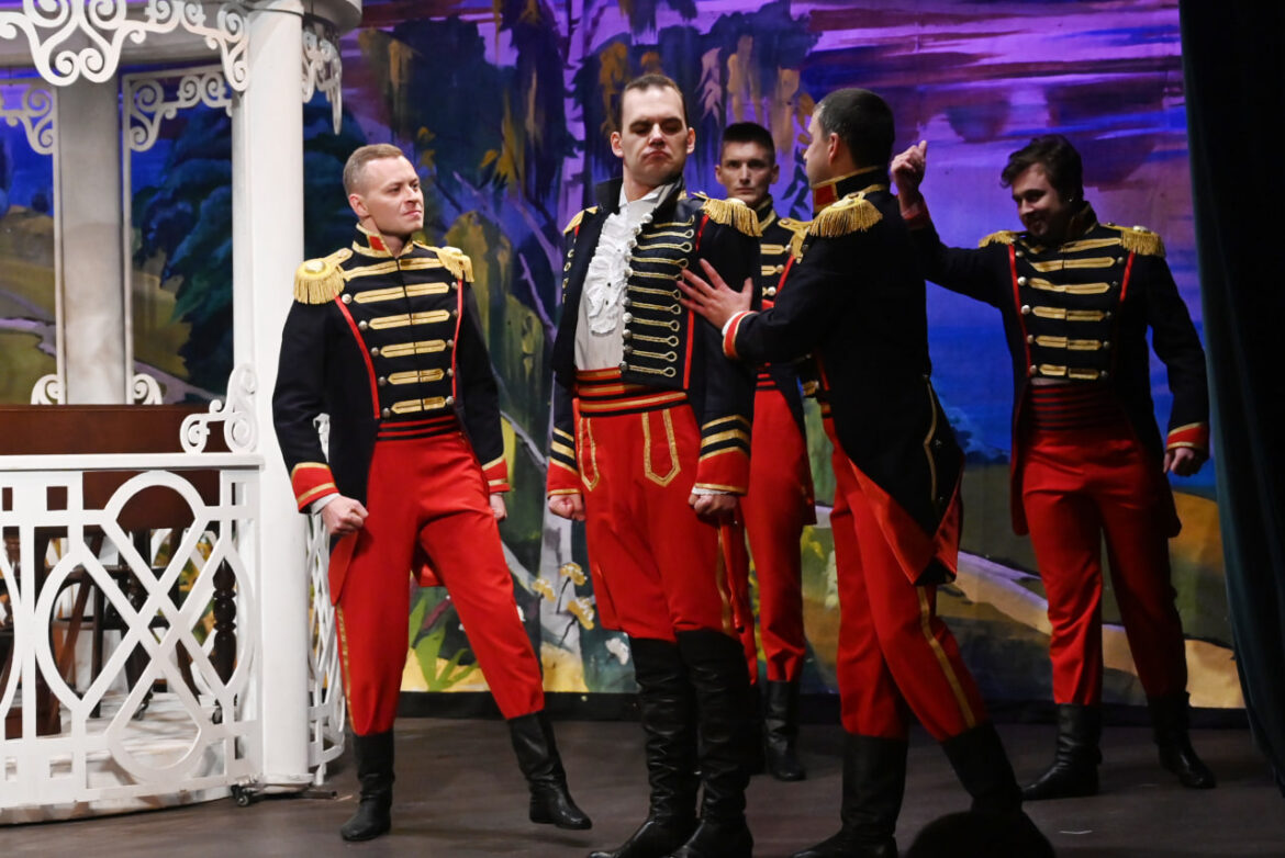 Бравые гусары на сцене /Фото: пресс-служба МДТ им. Бровуна