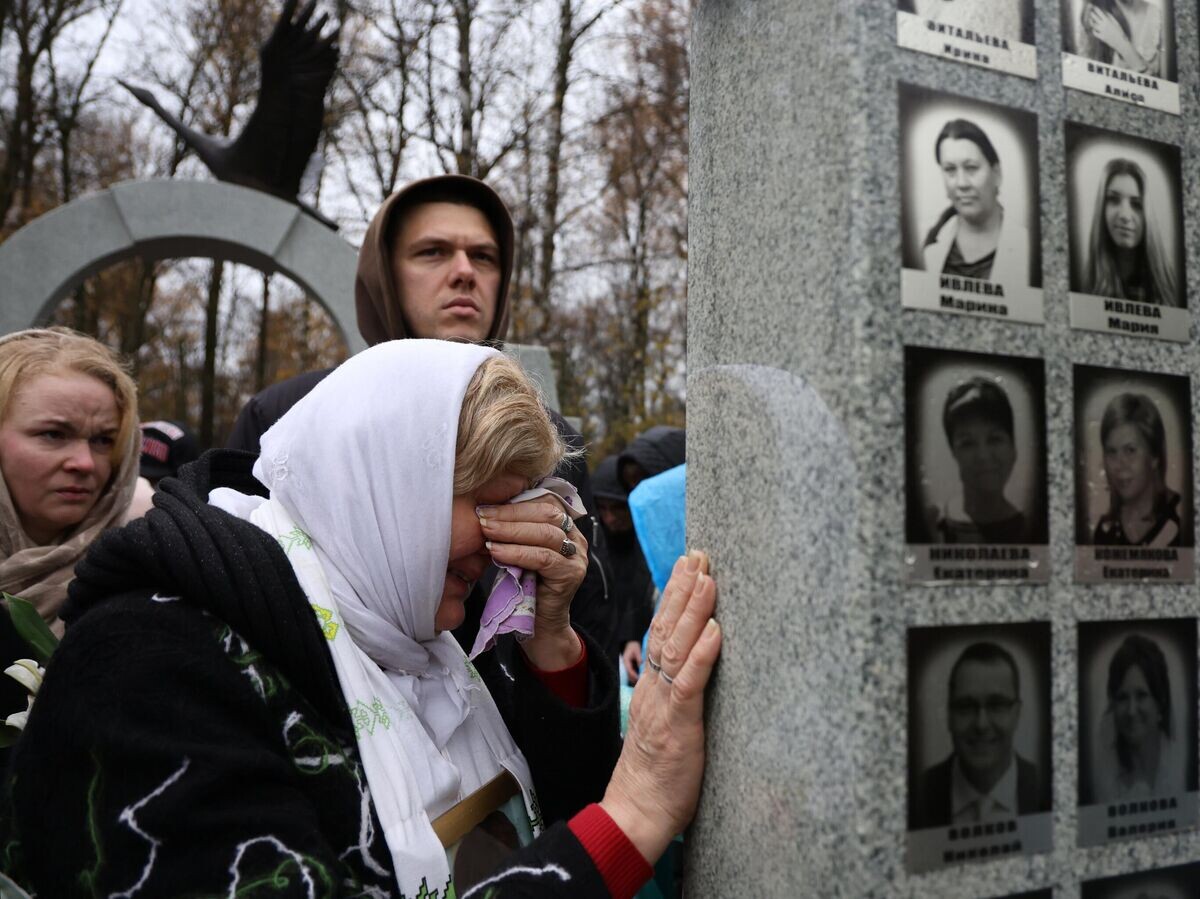    Женщина после панихиды по погибшим в теракте на рейсе "Шарм-эш-Шейх - Санкт-Петербург" у мемориала "Сложенные крылья" на Серафимовском кладбище в Санкт-Петербурге© РИА Новости / Артем Пряхин