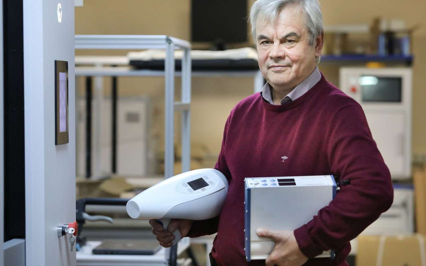    В руках у завкафедрой электронных приборов и устройств ЛЭТИ Николая Потрахова рентгеновский комплекс «ПАРДУС-Стома». Фото предоставлено СПбГЭТУ «ЛЭТИ»