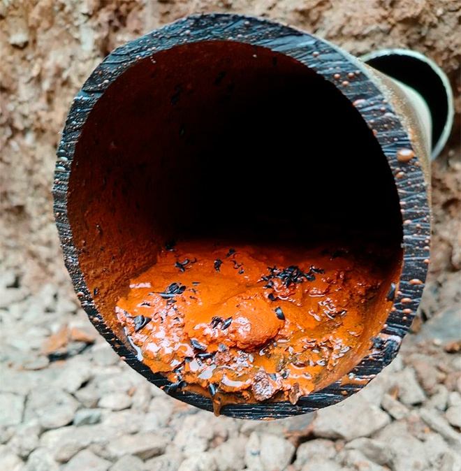 
Вода из крана в селе Плеханово на протяжении долгих лет шла ржавая. При врезке в плехановский водовод подрядчик обнаружил в трубах странную жижу