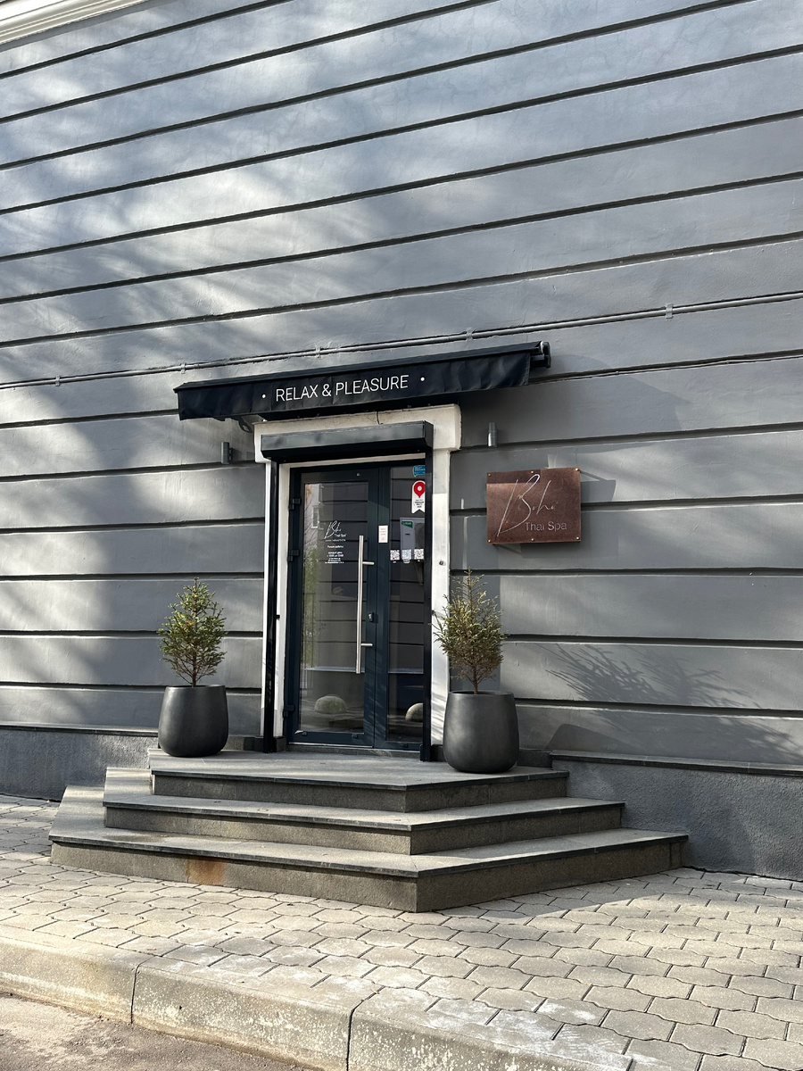 Вход в салон