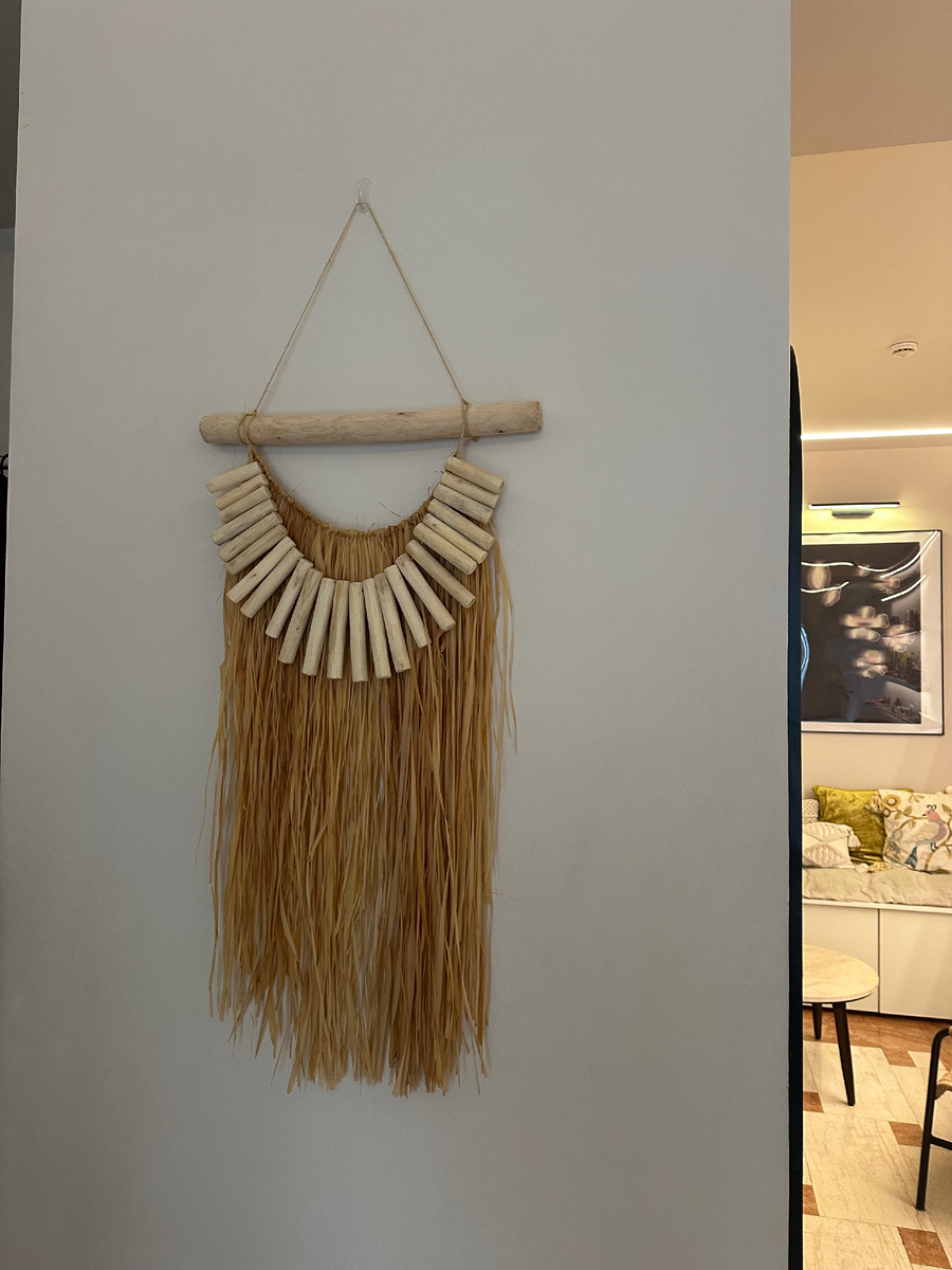 В салоне много деталей ручной работы