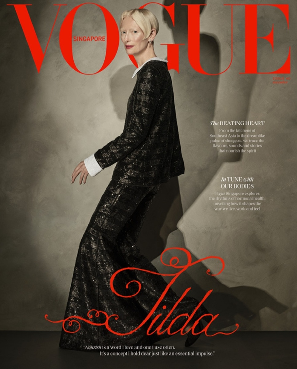 Тильда Суинтон на обложке  ноябрьского номера Vogue Singapore. На актрисе комплект из коллекции Chanel Cruise 2026. Фотограф: Sølve Sundsbø.