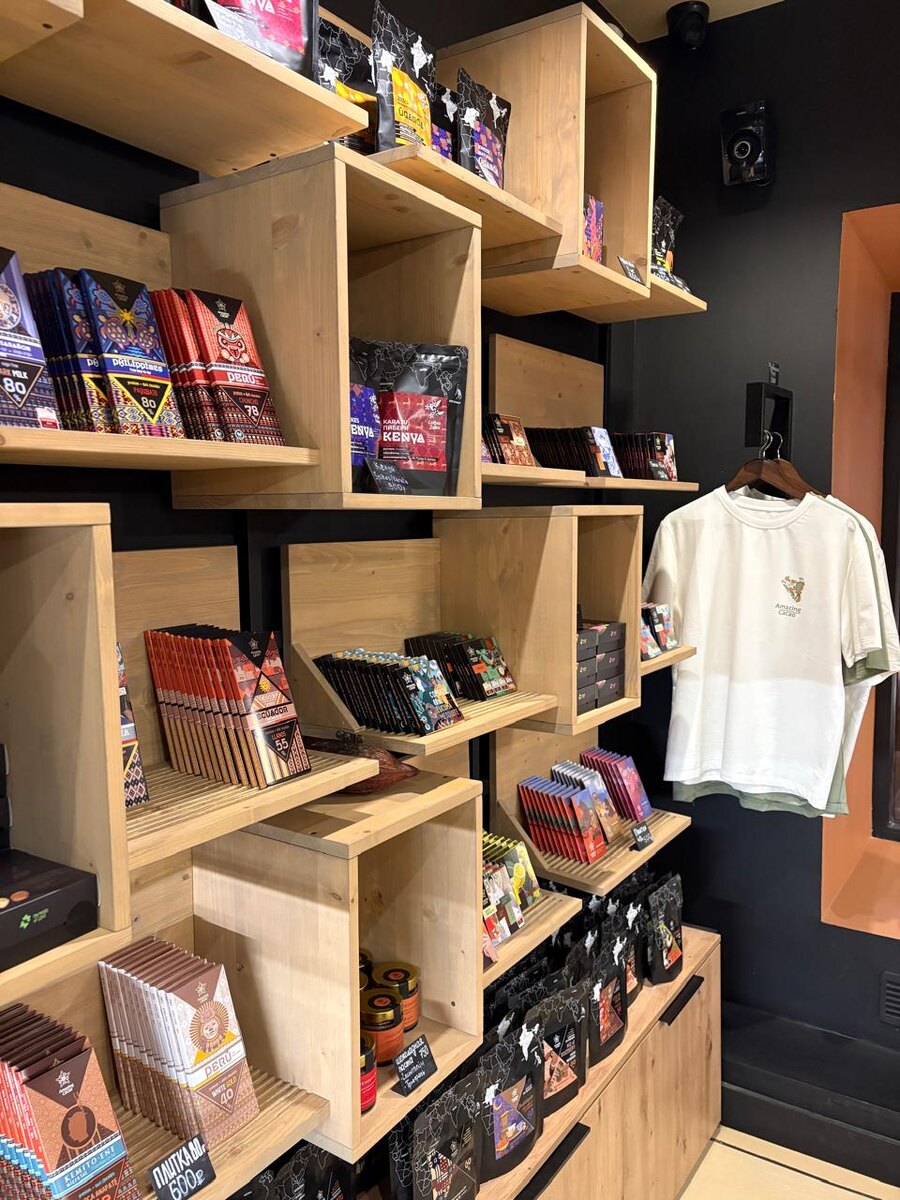 У AMAZING CACAO 3 точки в Санкт - Петербурге, каждая в центре. Я посетила кафе-магазин у м. Владимирская. Местоположение отличное: недалеко от Невского проспекта, прямо у метро, на 1 этаже.