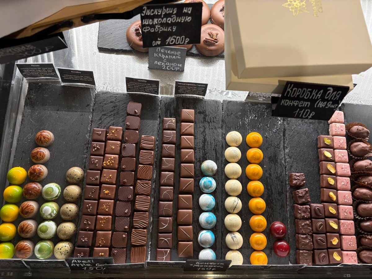 Как видно из названия - локация состоит из кафе и магазина. Разделение практически буквальное: справа от входа расположены магазин, бар и касса, слева - столики, прямо  - проход в туалет и служебную комнату.