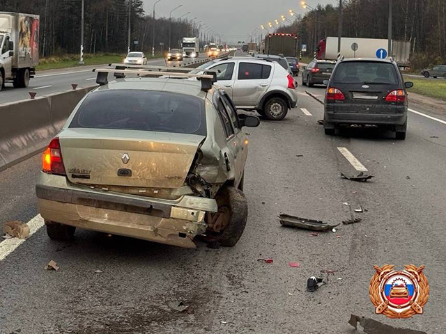 Четыре машины столкнулись на трассе М-10 под Тверью
