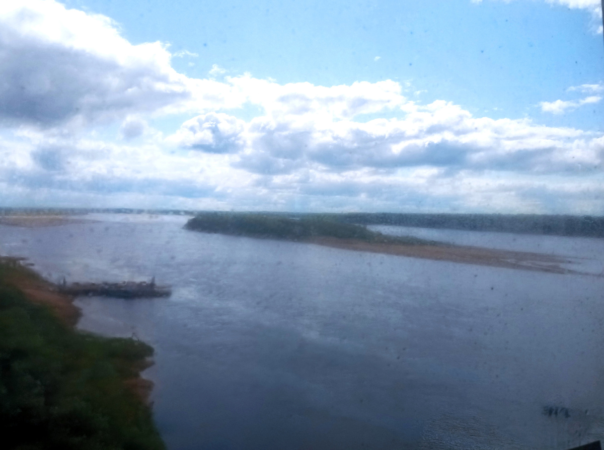 Река Вычегда из окна вагона