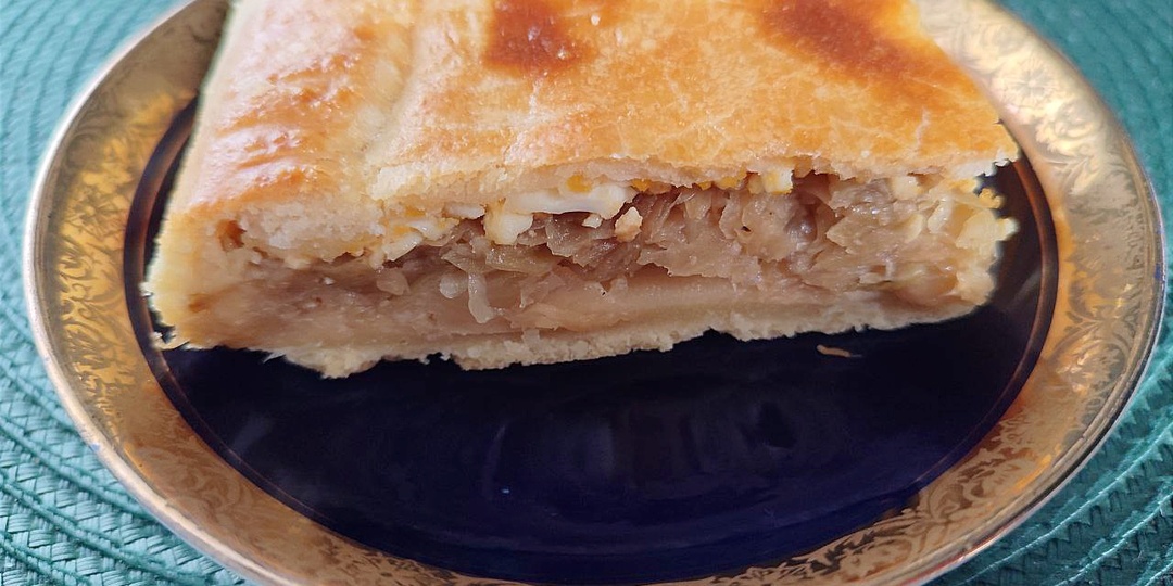 Пирог с капустой - тонкое, бездрожжевое тесто на сметане и много начинки.