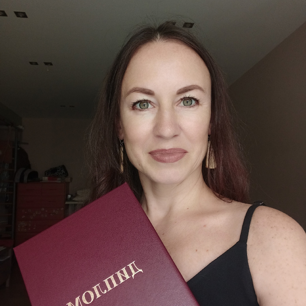 Счастливая я обнимаюсь со свеженьким дипломчиком)