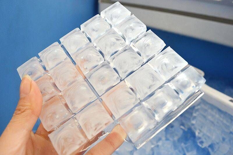 Пример кубикового льда из льдогенератора COOLEQ IC-65